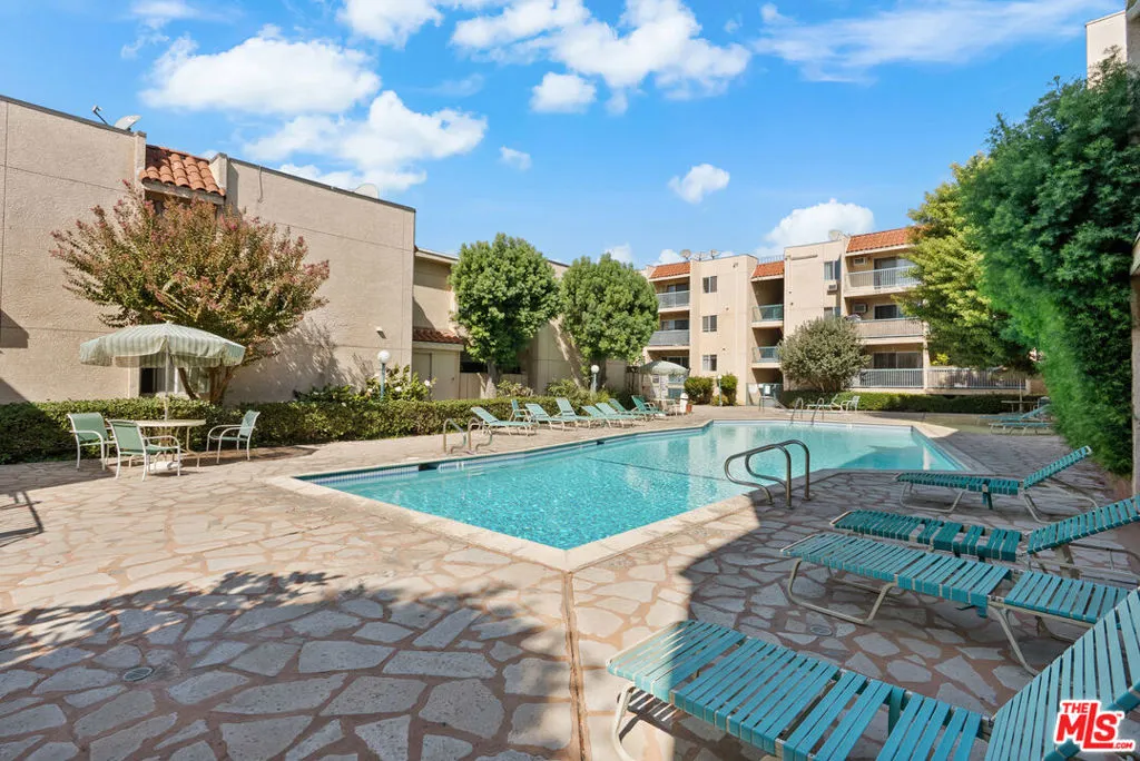 18307 Burbank Boulevard 223, Tarzana, California 91356 home-pic-16